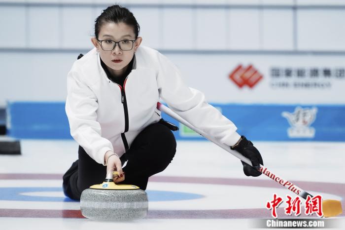 第四轮冰壶女子循环赛：王冰玉领衔四川队取首
