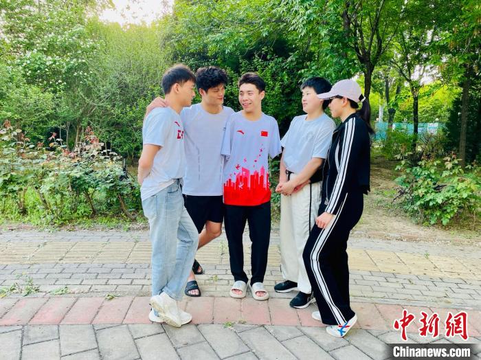 郭金城：失去双臂却在水中长出翅膀，走向中国