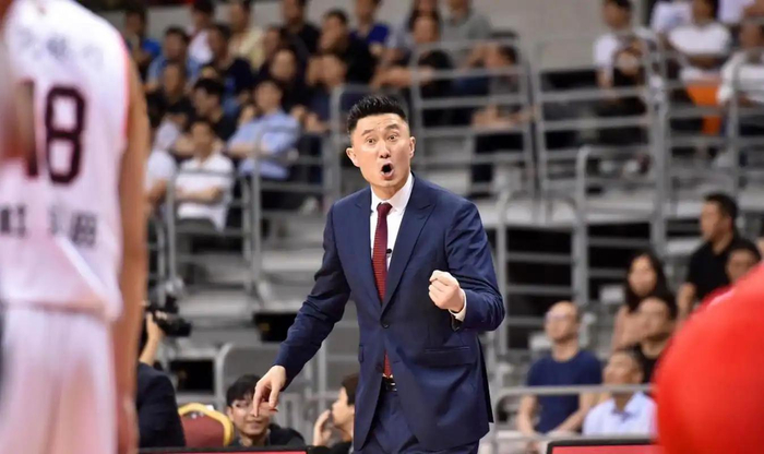 广东男篮主场惨败广州队 季后赛首战失利暴露阵